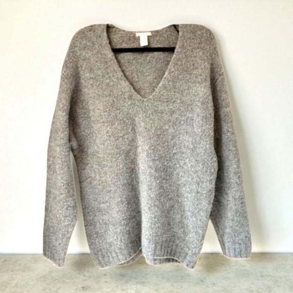H& M Gray V- Neck Long Sleeve Sweater ( OVERSIZED) - Picture 1 of 8